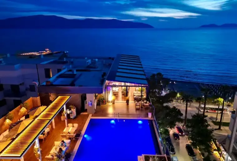 Basen w hotelu Regina City (Vlora)