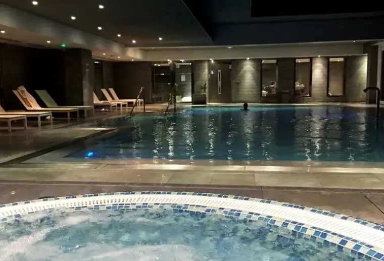 Basen w hotelu Relais Spa Chessy