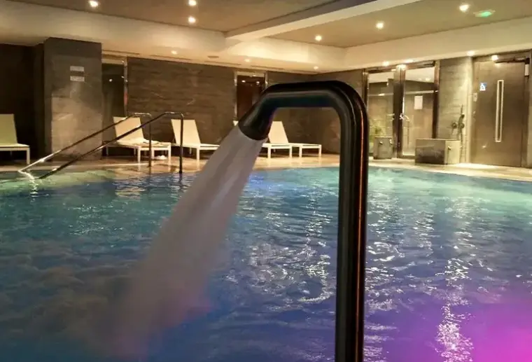 Basen w hotelu Relais Spa Chessy