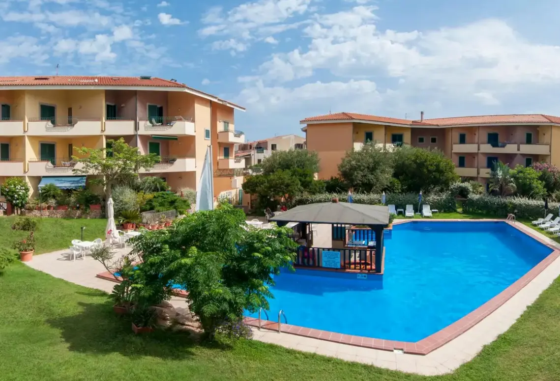 Basen w hotelu Residence I Mirti Bianchi