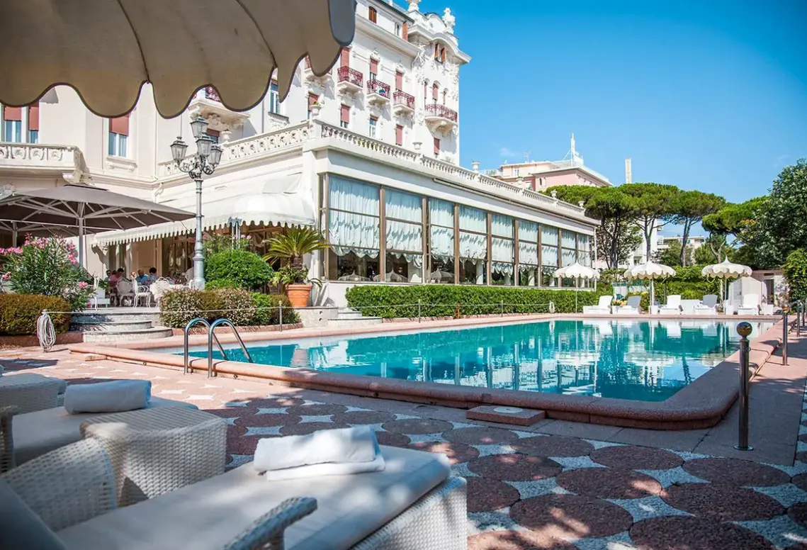 Basen w hotelu Residenza Parco Fellini
