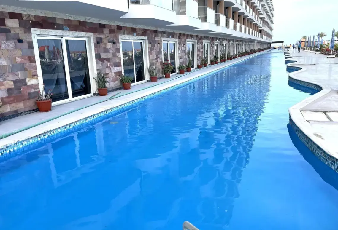 Basen w hotelu Rewaya Luxury Resort