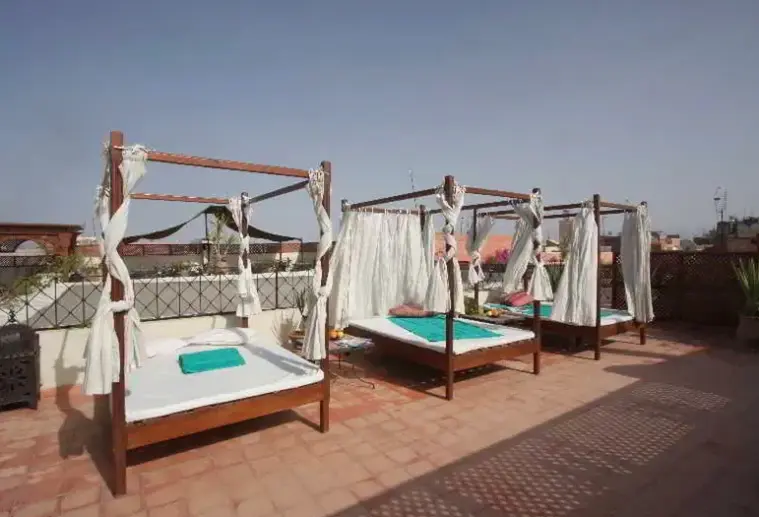 Basen w hotelu Riad Dar Bounouar