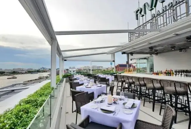 Widok z hotelu Riva Arun Bangkok