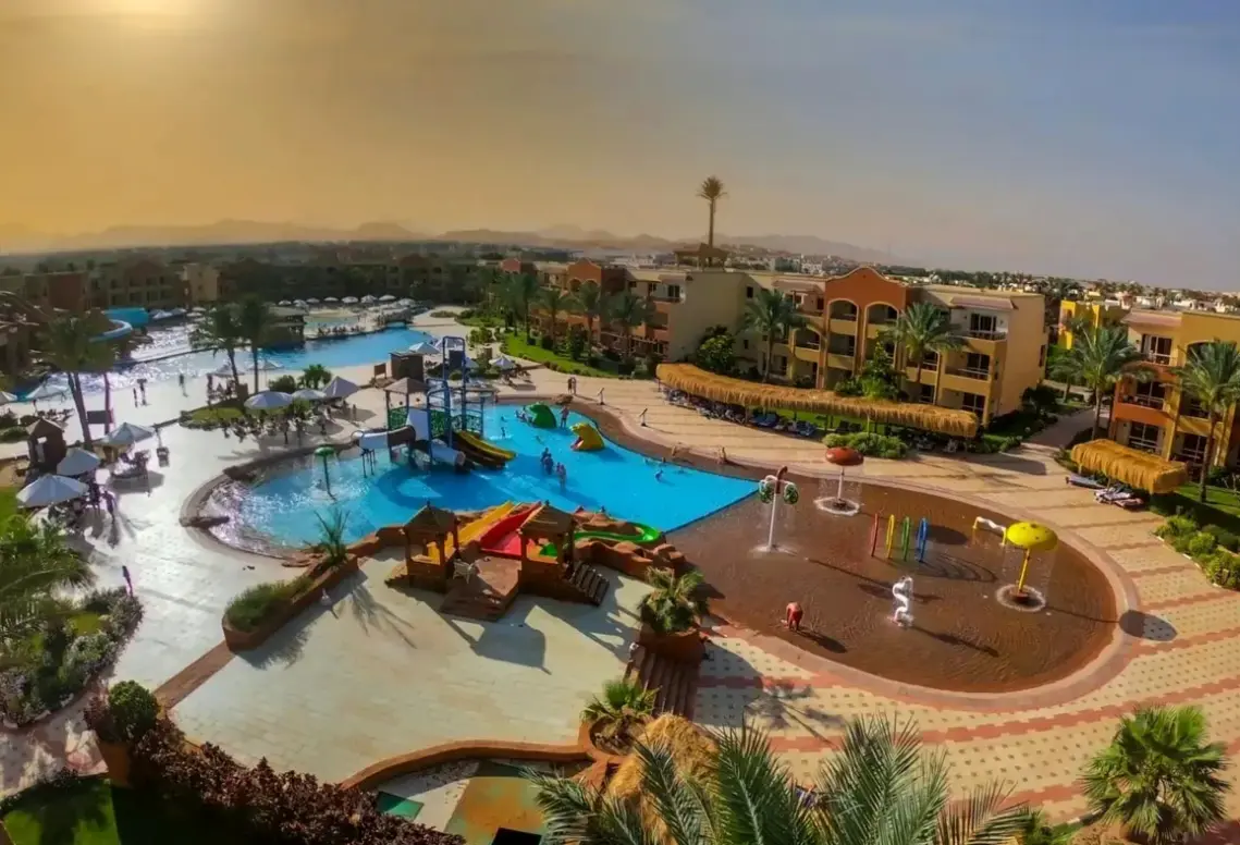 Basen w hotelu Royal Regency Club