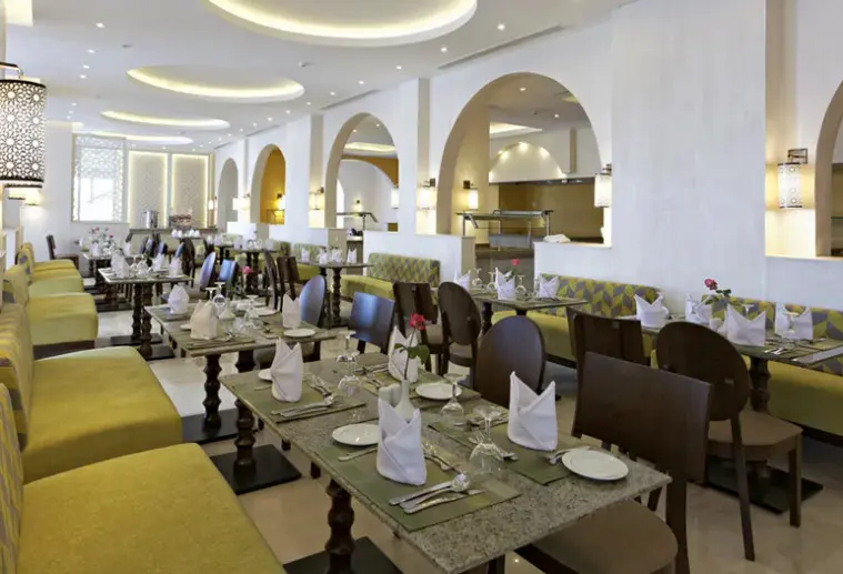 Restauracja i jedzenie w hotelu Royal Star Beach Resort (ex Three Corners)