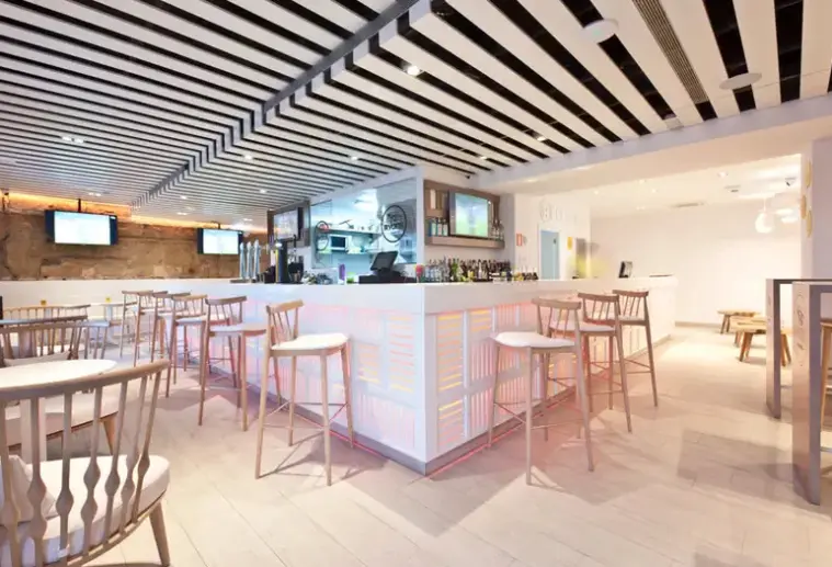 Restauracja i jedzenie w hotelu Ryans La Marina