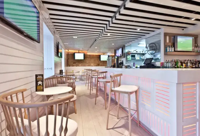 Restauracja i jedzenie w hotelu Ryans La Marina