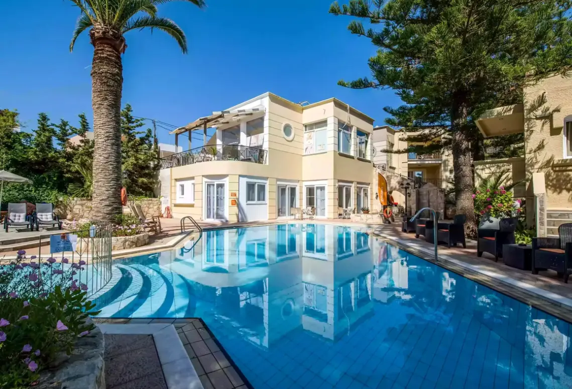 Basen w hotelu Saint Nikolas Kastalia Village