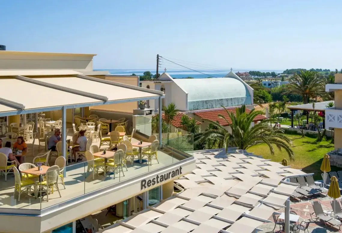 Restauracja i jedzenie w hotelu Saint Nikolas Kastalia Village