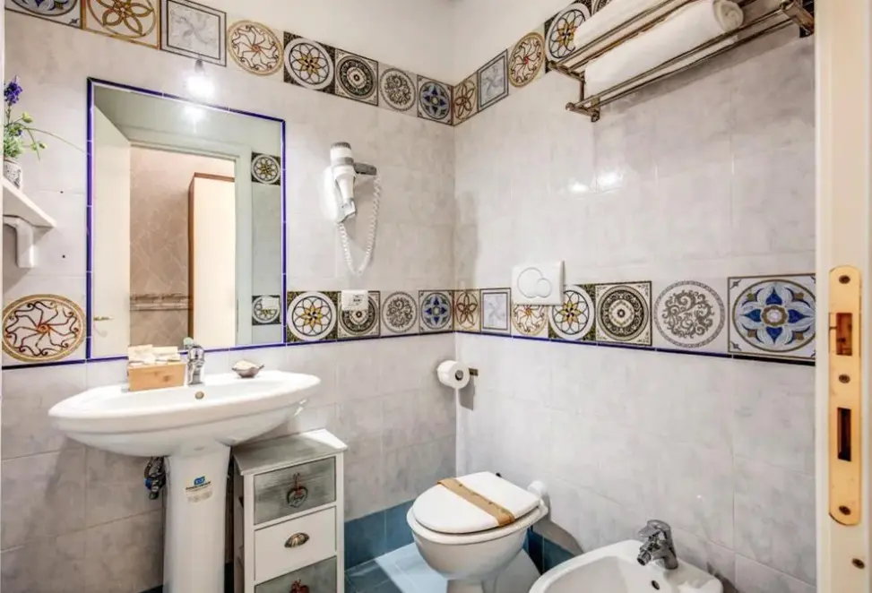 Łazienka w pokoju hotelu Santa Maria Inn Rome