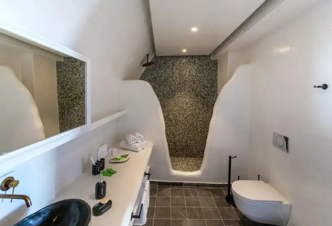 Łazienka w pokoju hotelu Secret Legend Suites