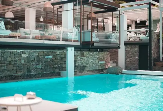 Basen w hotelu Semeli (Mykonos)