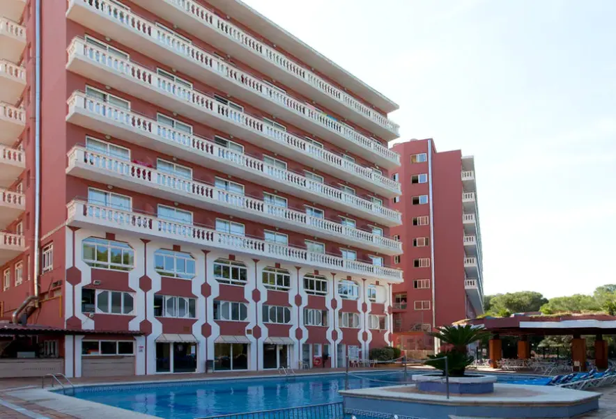 Basen w hotelu Seramar Luna & Luna Park