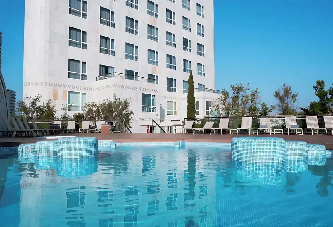 Basen w hotelu Sercotel Sorolla Palace