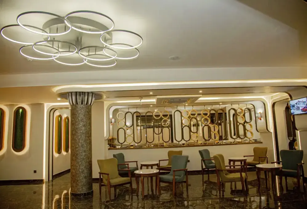 Restauracja i jedzenie w hotelu Sette Serenity