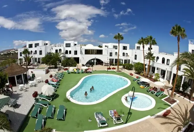 Basen w hotelu Sol Apartamentos