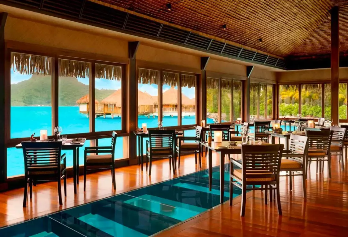 Restauracja i jedzenie w hotelu St. Regis Bora Bora