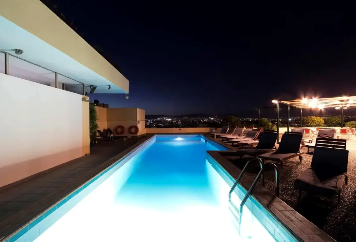 Basen w hotelu Stanley (Athens)