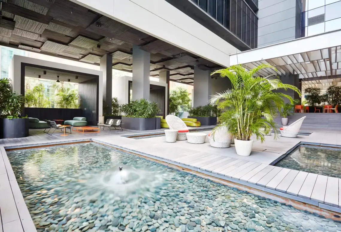 Basen w hotelu Studio M Singapore