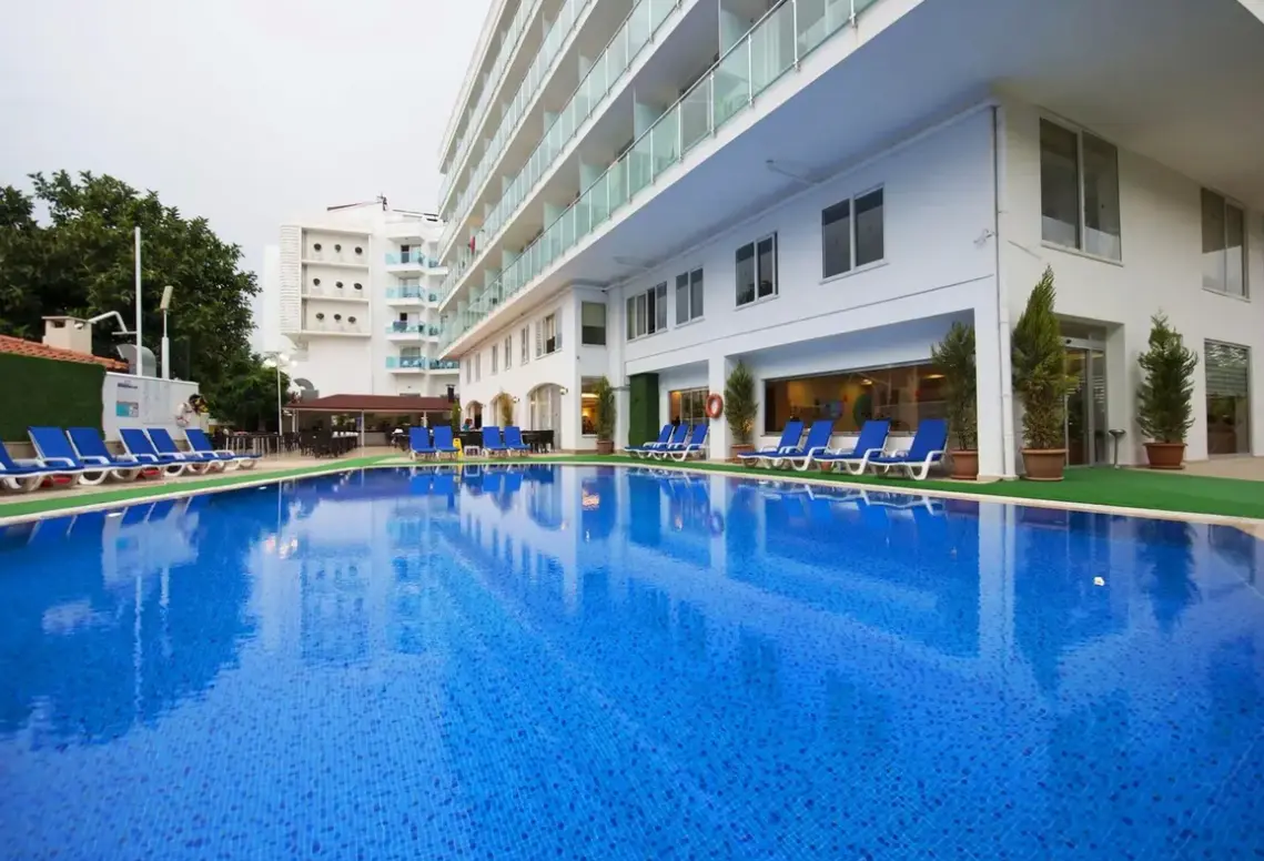 Basen w hotelu Sun Bay