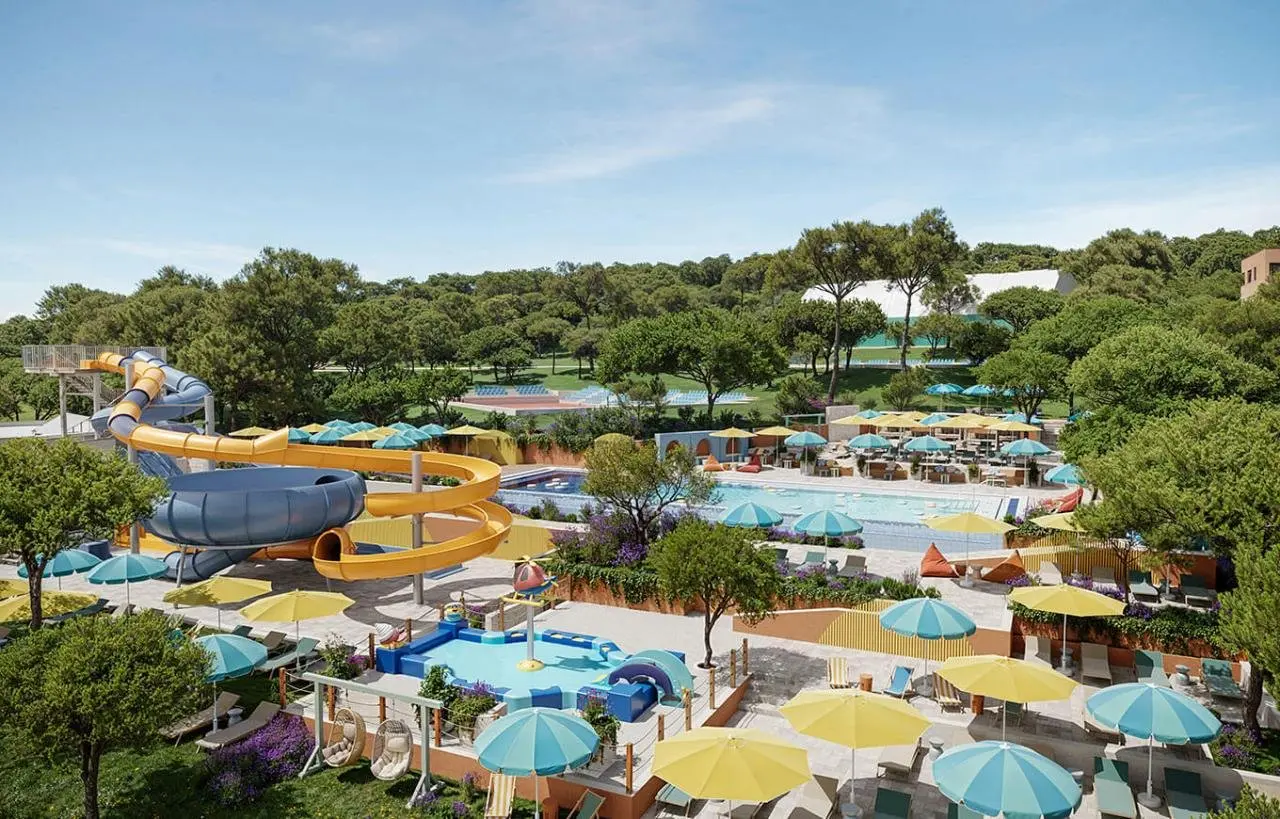 Basen w hotelu Sunny Makarska by Valamar