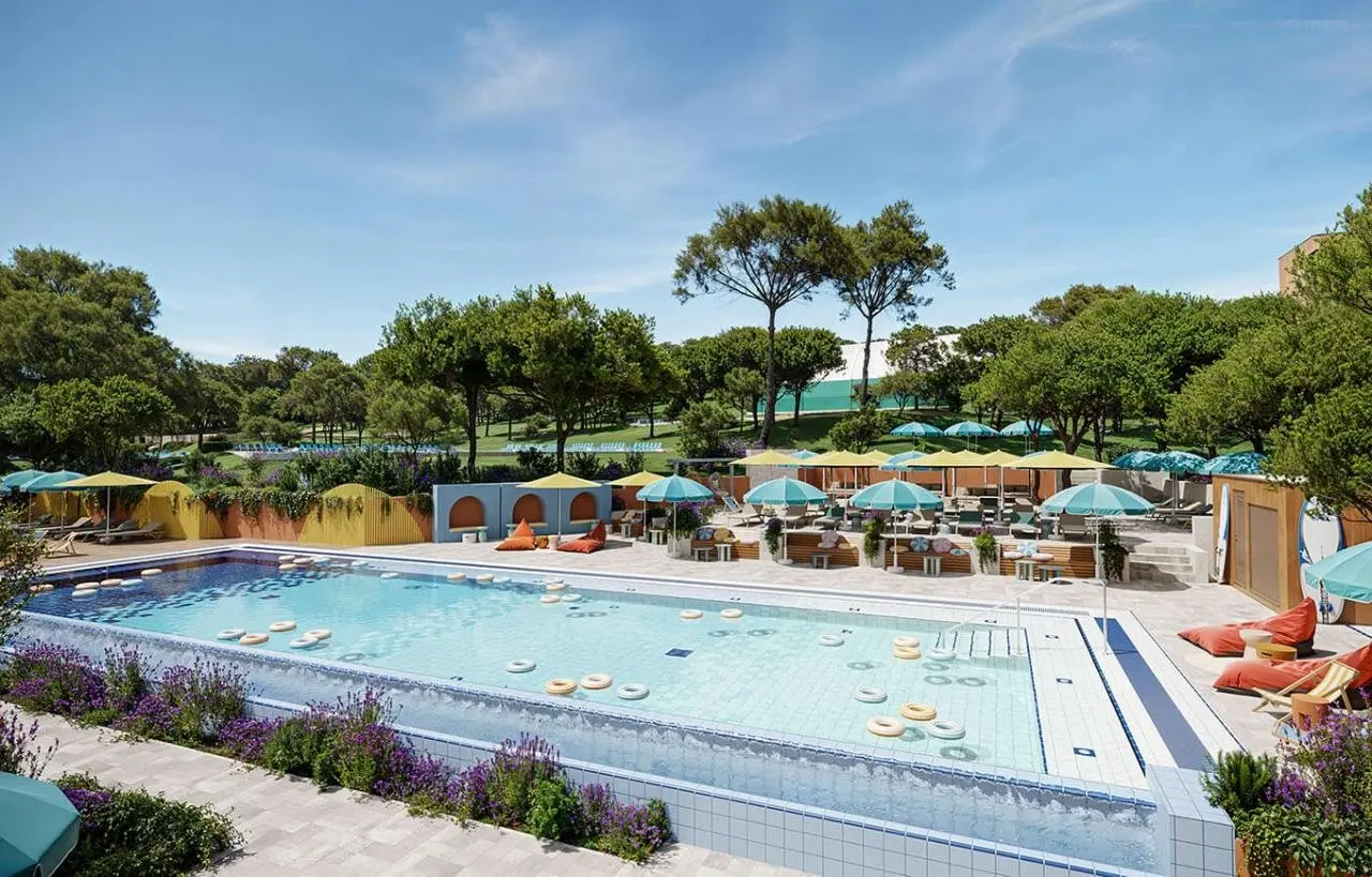 Basen w hotelu Sunny Makarska by Valamar