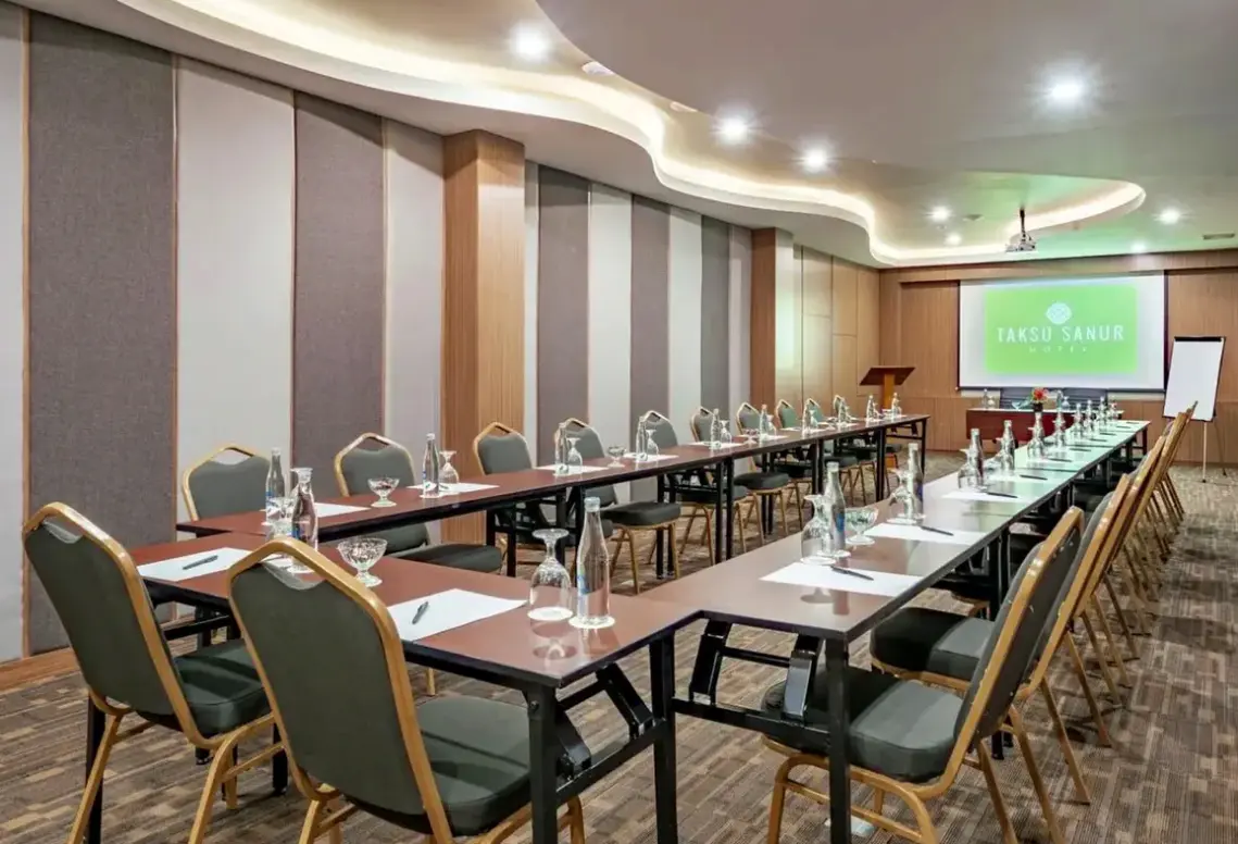 Restauracja i jedzenie w hotelu Taksu Sanur