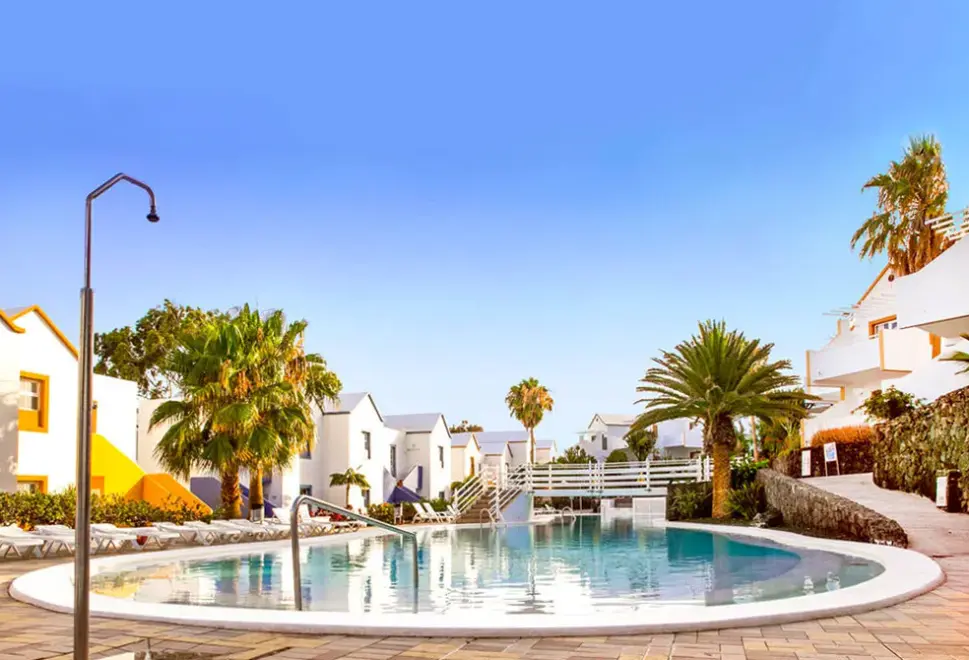 Basen w hotelu THe Apartamentos Morromar