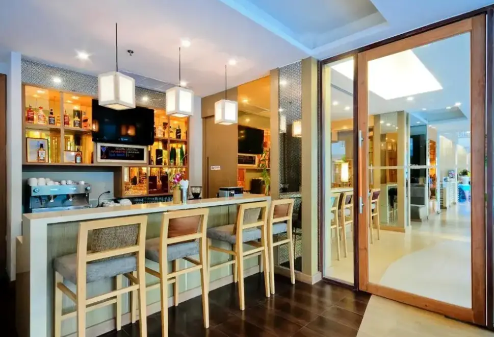 Restauracja i jedzenie w hotelu The Ashlee Plaza Patong