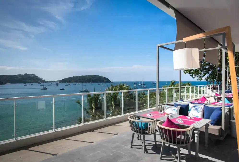 Restauracja i jedzenie w hotelu The Nai Harn