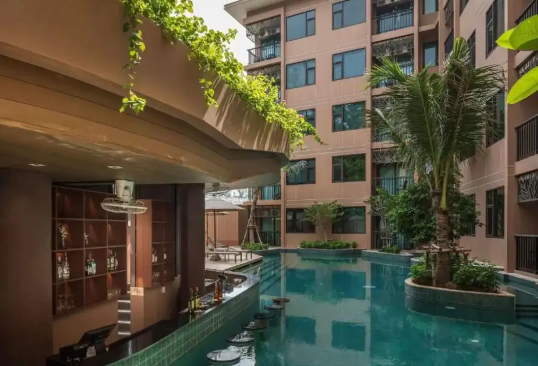 Basen w hotelu The Proud Karon Beach Phuket Trademark Collection By Wyndham
