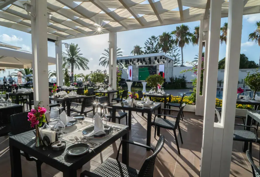 Restauracja i jedzenie w hotelu The Raga Side