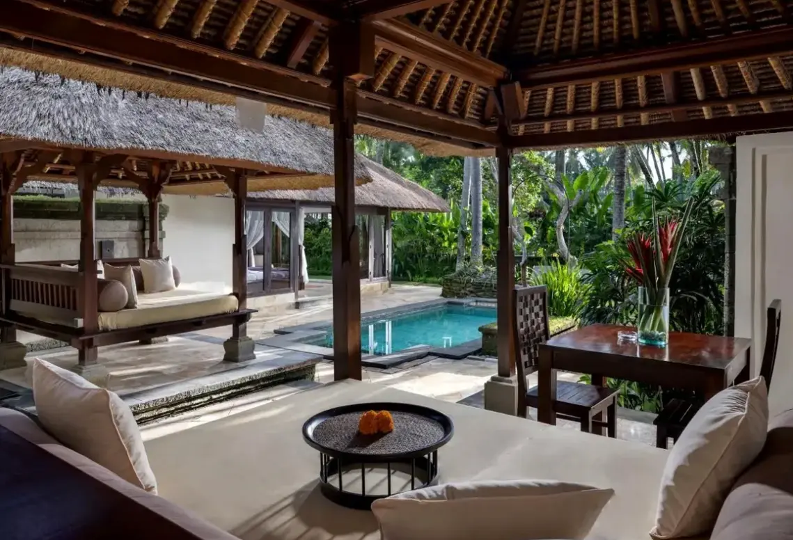 Basen w hotelu The Ubud Village Resort & Spa