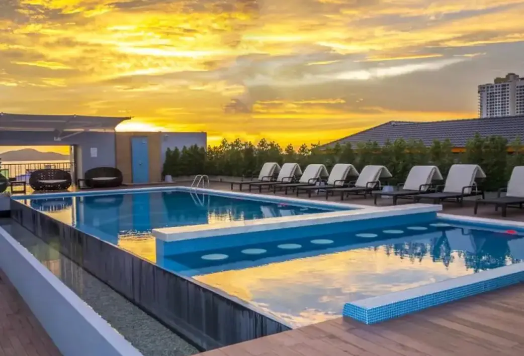 Basen w hotelu Unique Regency Pattaya