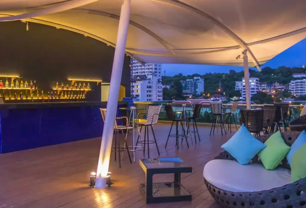 Restauracja i jedzenie w hotelu Unique Regency Pattaya