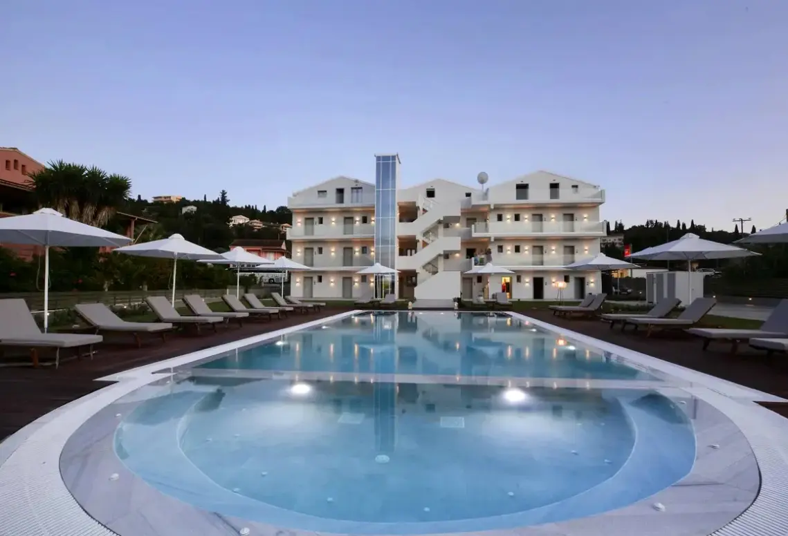 Basen w hotelu V Luxury Suites