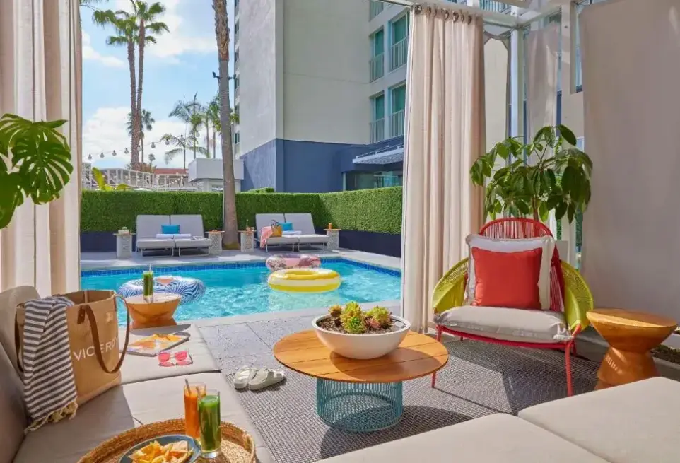 Basen w hotelu Viceroy (Santa Monica)