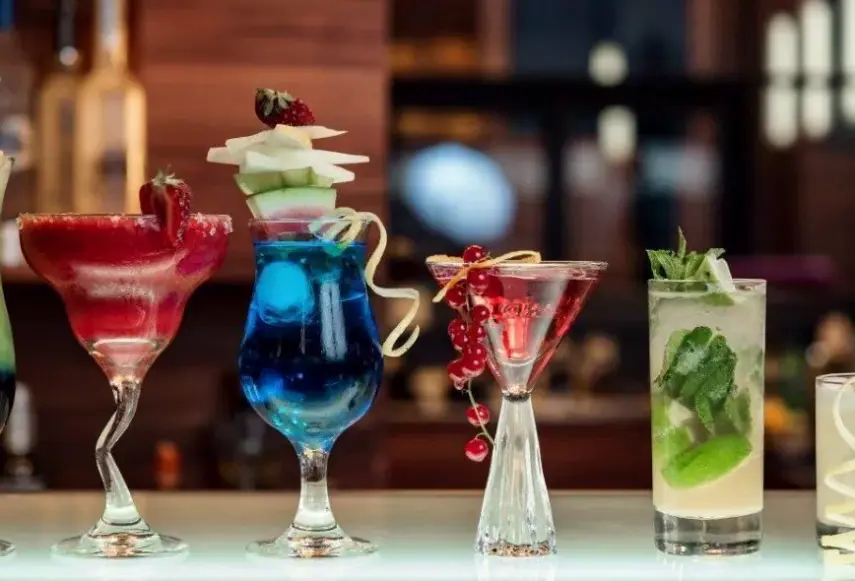 Restauracja i jedzenie w hotelu Warsaw Plaza