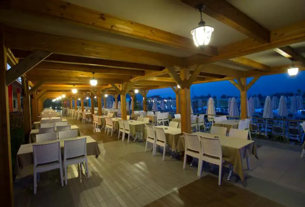 Restauracja i jedzenie w hotelu Water Side Resort & Spa