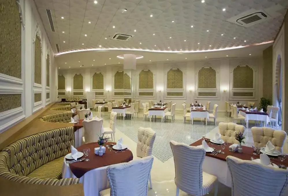 Restauracja i jedzenie w hotelu Water Side Resort & Spa