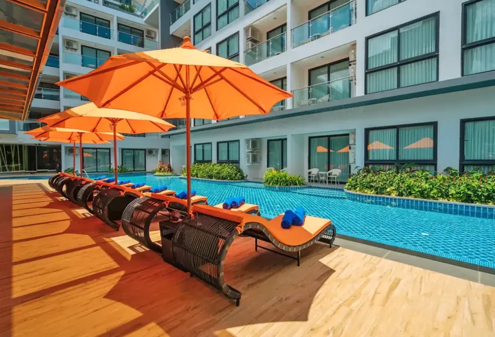 Basen w hotelu Wekata Luxury