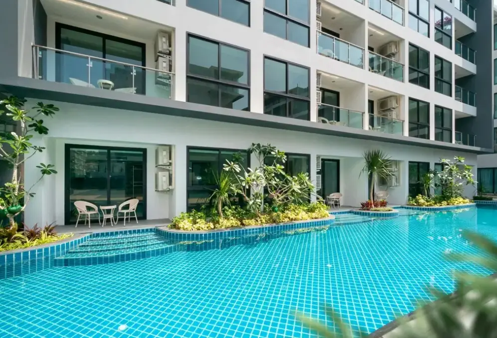 Basen w hotelu Wekata Luxury