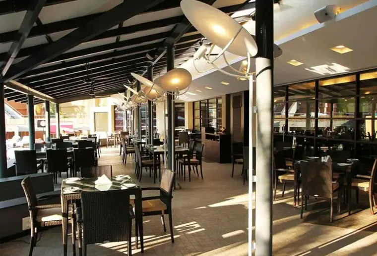 Restauracja i jedzenie w hotelu Whispering Palms