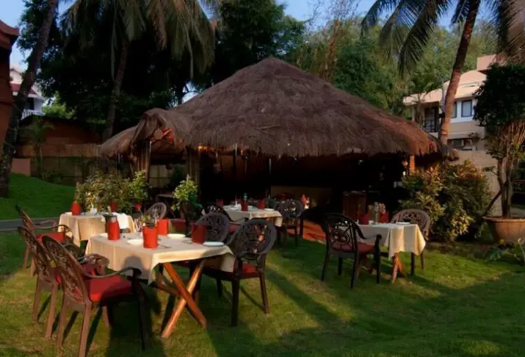 Restauracja i jedzenie w hotelu Whispering Palms