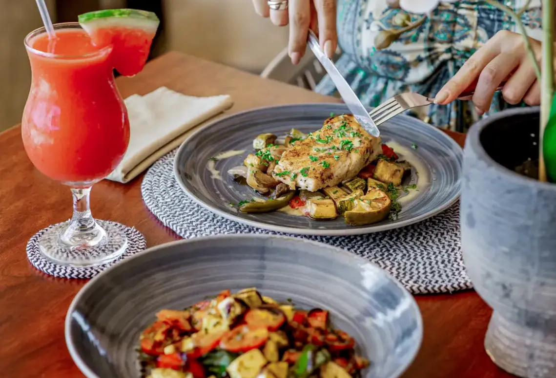 Restauracja i jedzenie w hotelu Wyndham Tamarindo