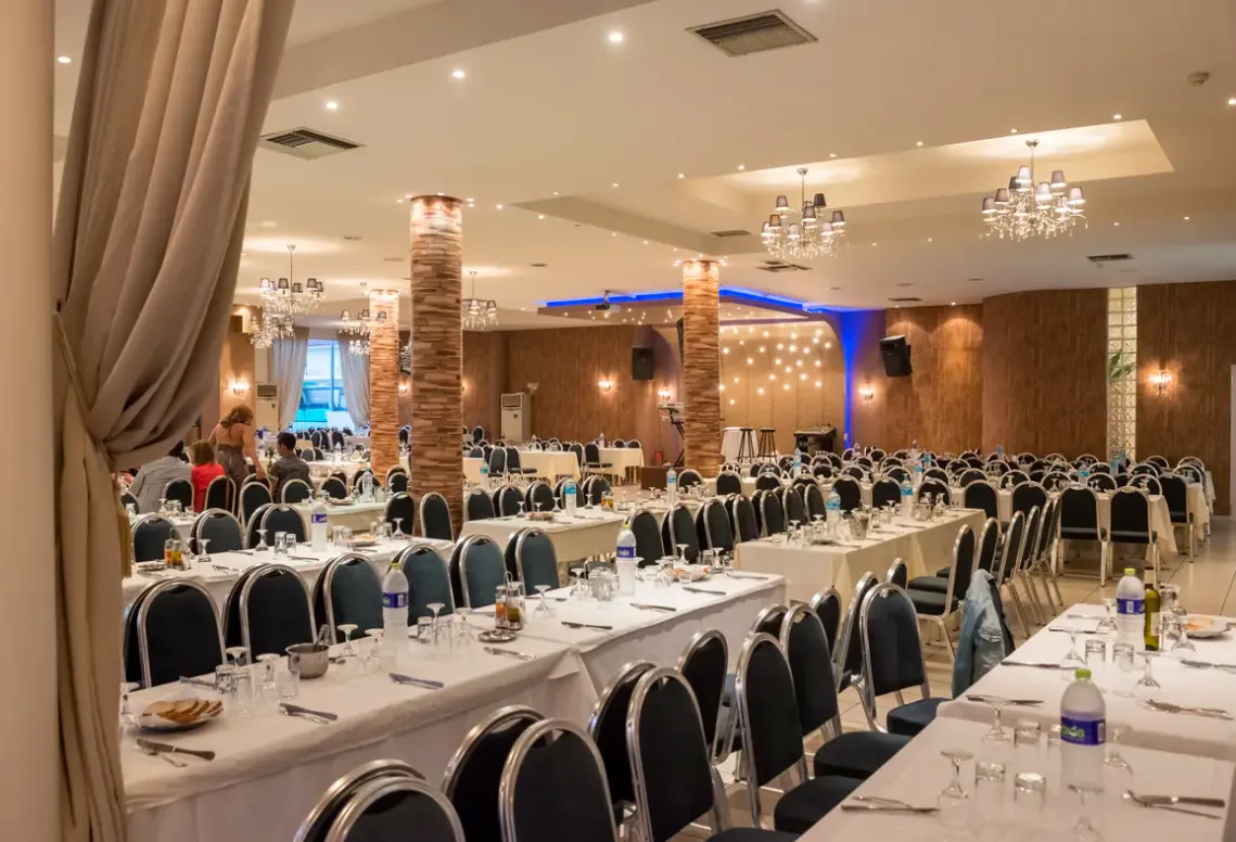Restauracja i jedzenie w hotelu Yakinthos (Paralia)