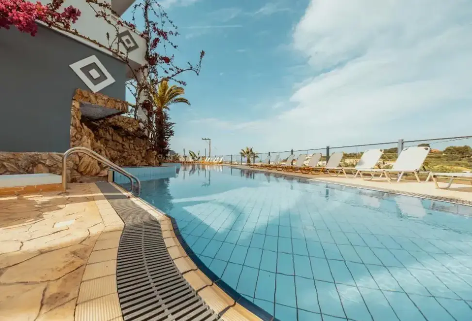 Basen w hotelu Zante Calinica
