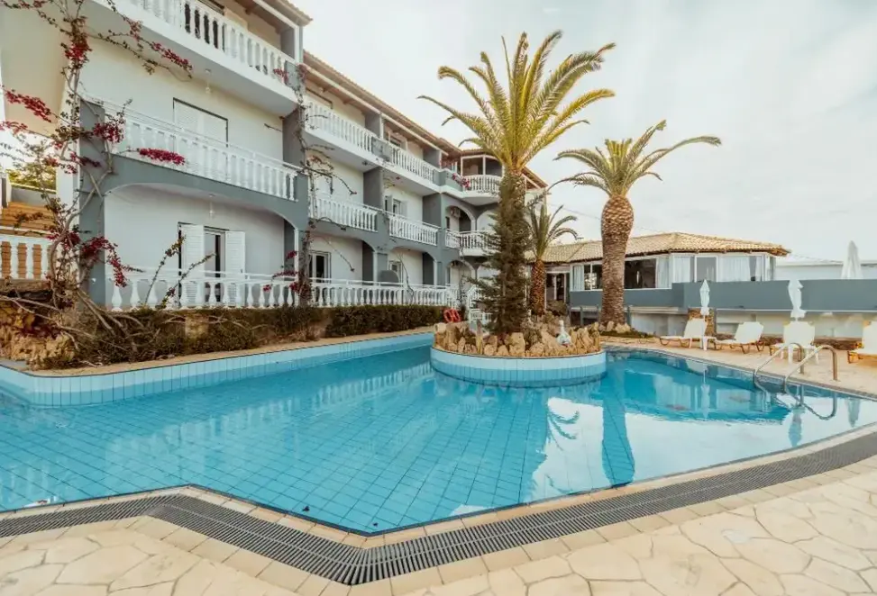 Basen w hotelu Zante Calinica