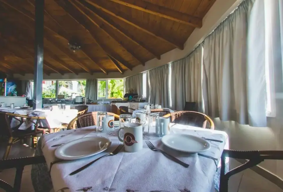 Restauracja i jedzenie w hotelu Zante Calinica